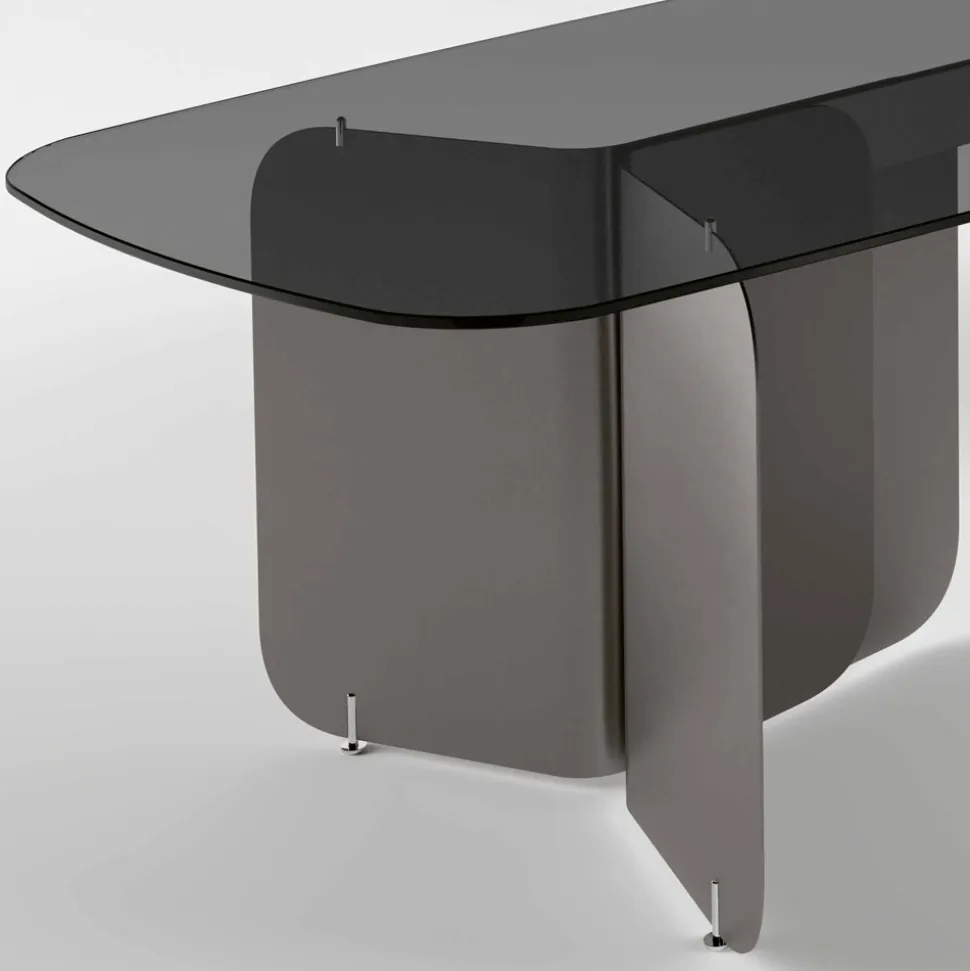 Tavolo con Piano Sagomato in Vetro e Base in Metallo Curvato - Piacere