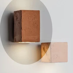 Toscot Smith applique da giardino a LED in terracotta, fatta a mano