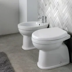 Vaso Wc a Terra in Ceramica con Sedile in Poliestere e Design Classico - Silice